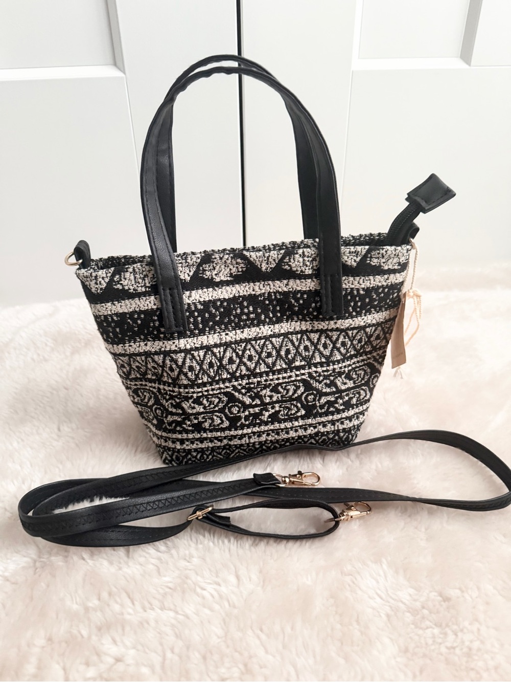 L.I.B New York. Black & Cream Woven Pattern Tote Bag with Removable Strap - Picture 6 of 9